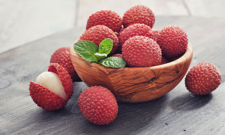 image de plusieurs litchis de Madagascar dans un bol dont un ouvert.